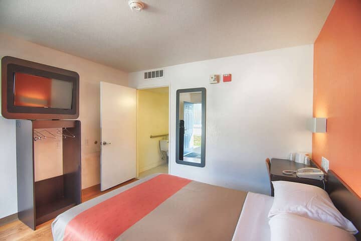 Room 3 of 27