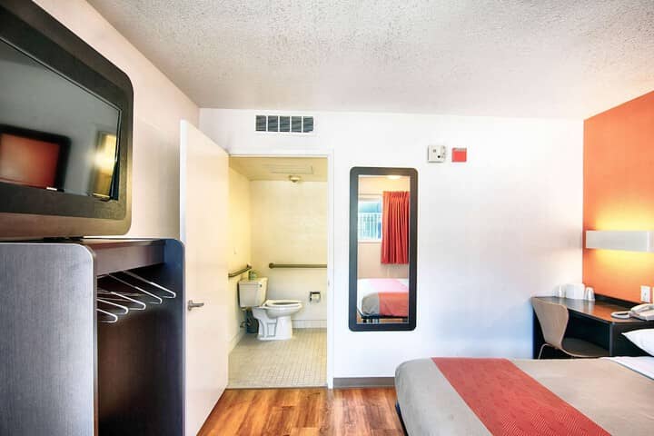 Room 4 of 27